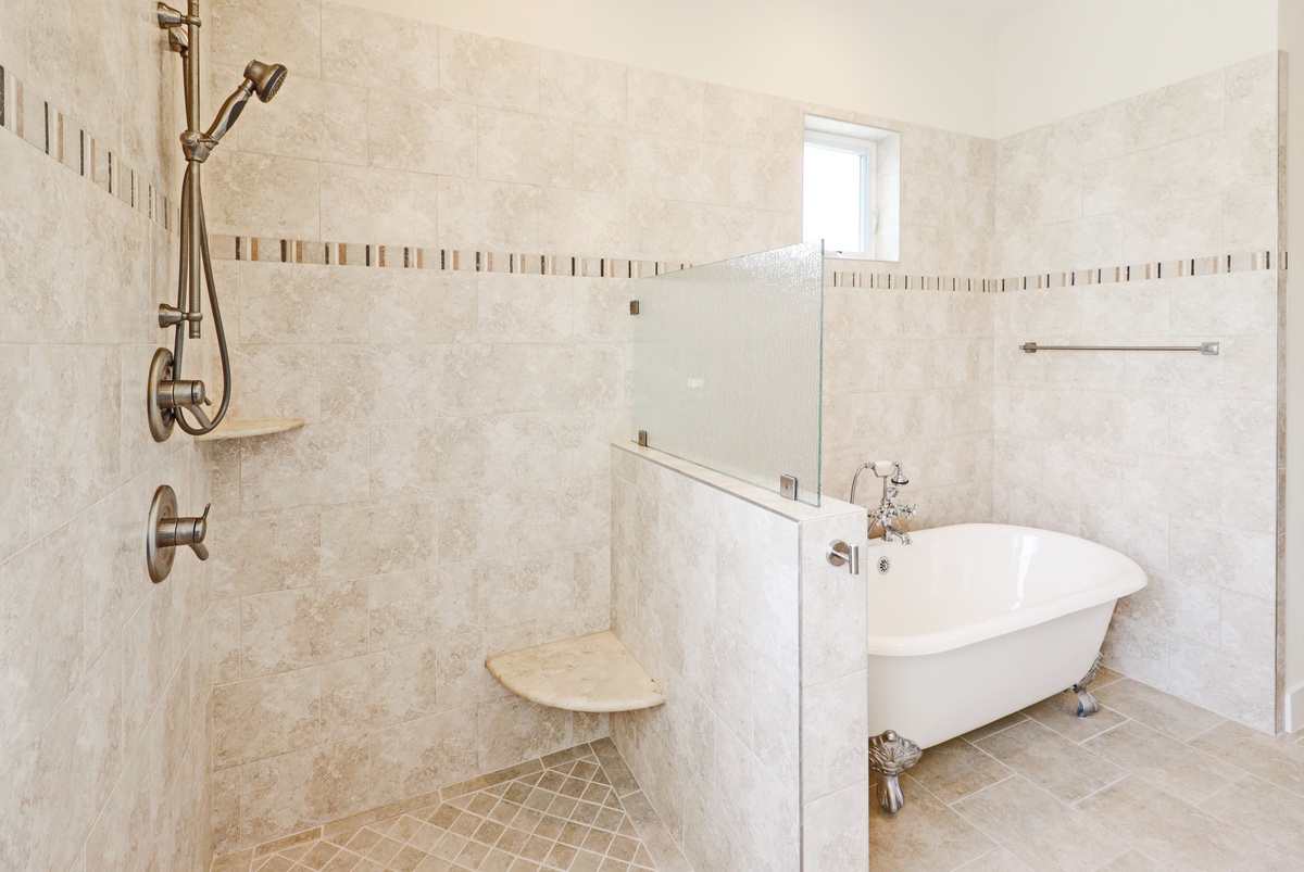 master bath 1st floor 3