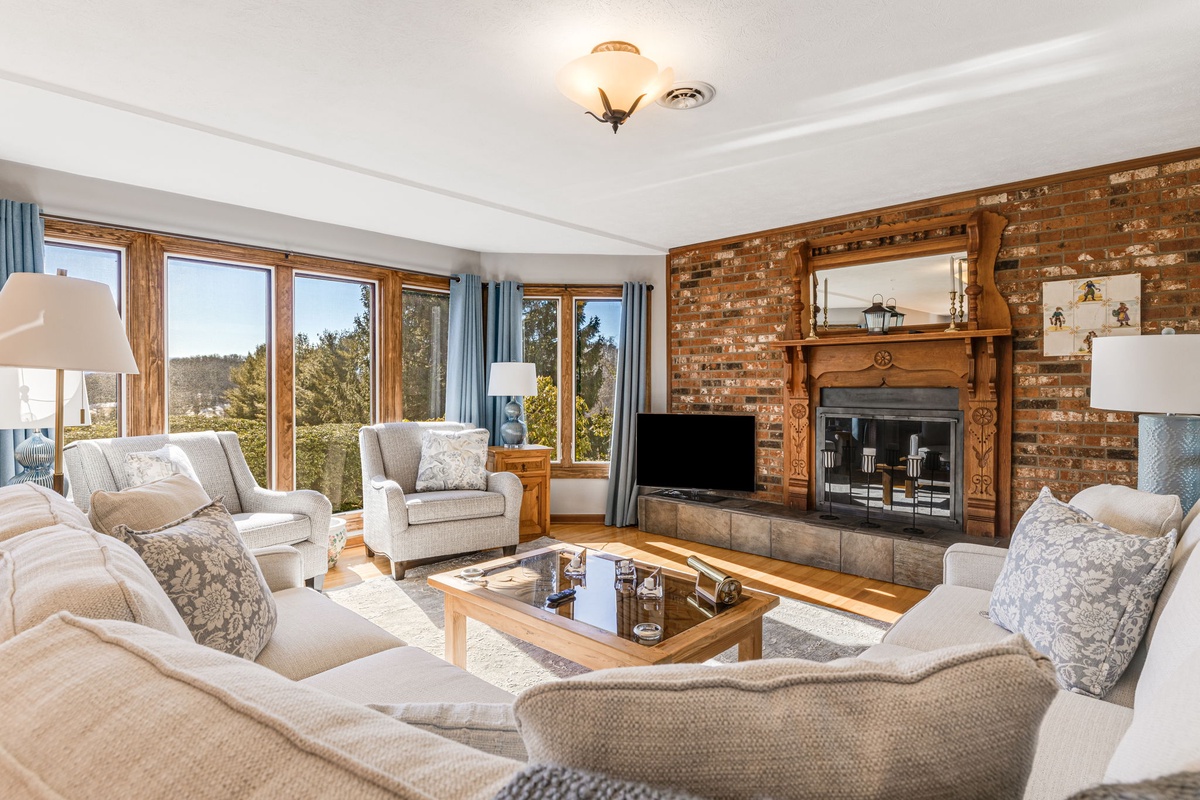 Main Level Living Are w/ Plush Furnishings & Gas Fireplace