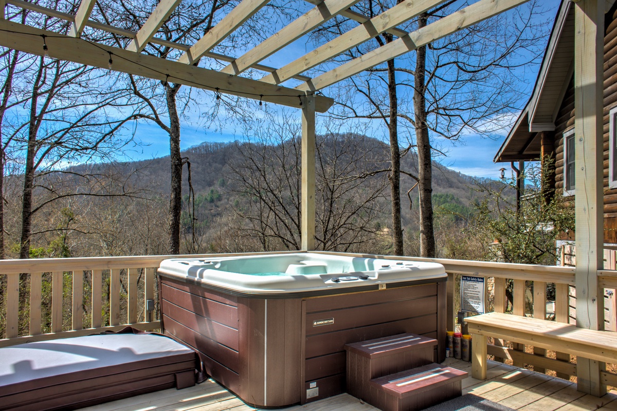 Hot Tub w/Mountain Views