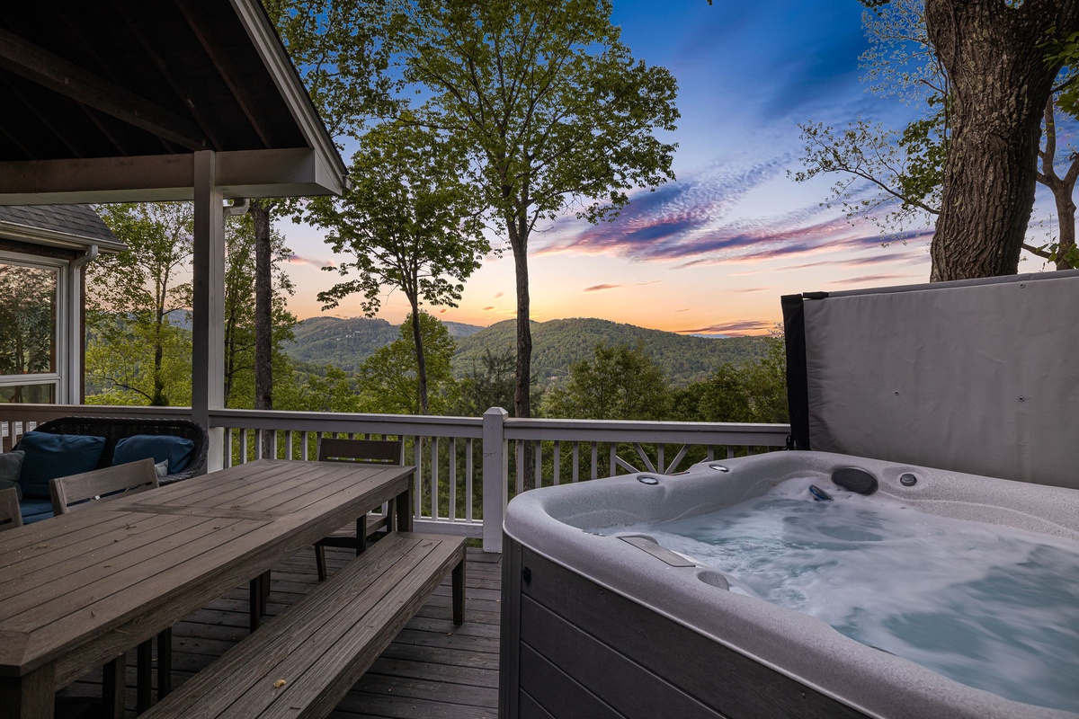 Hot Tub w/ Spectacular Mountain Views & Hidden Valley