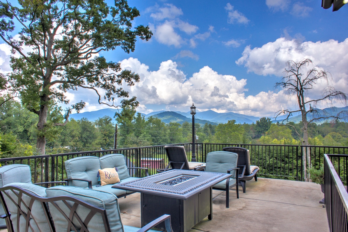 Mountain Views & Fire Pit