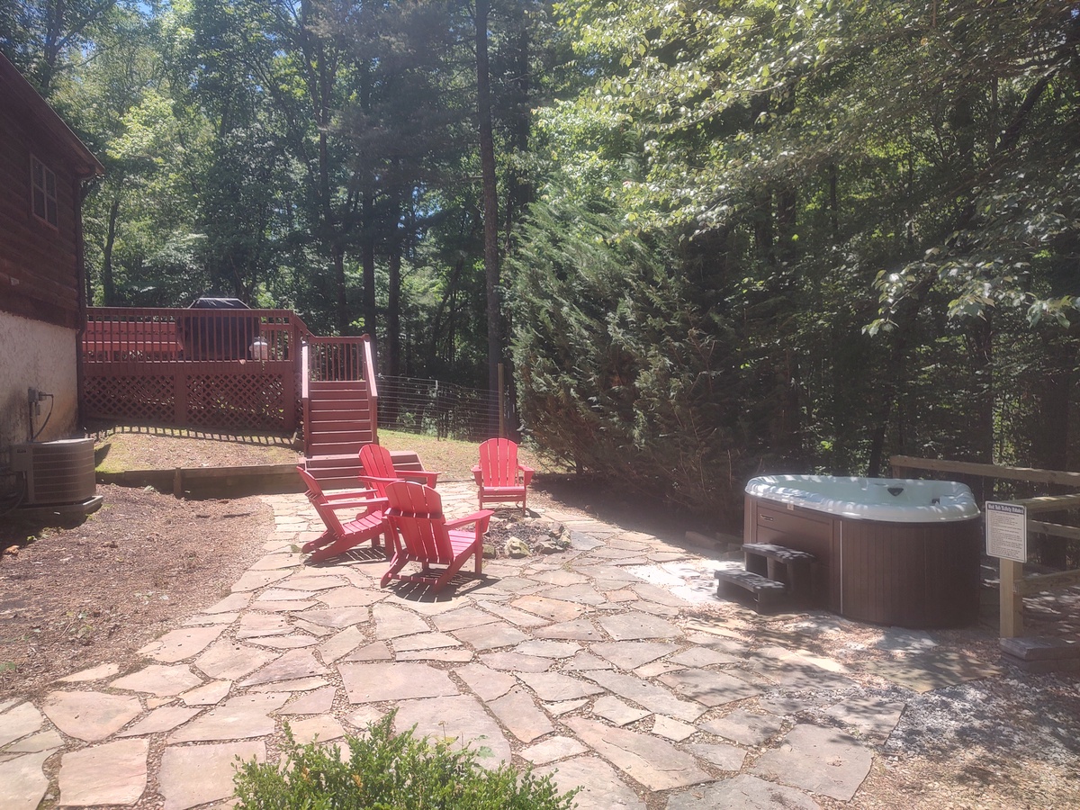 Hot Tub & Fire Pit at Hidden Pond