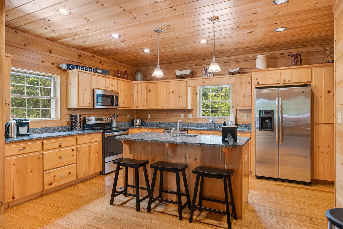 Fully Equipped Kitchen w/ Breakfast Bar Seating