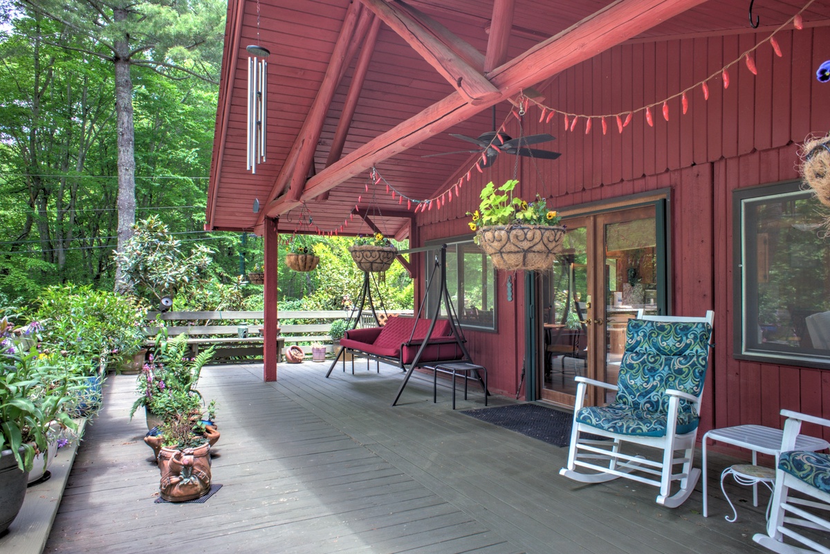 Charming Rustic Wooded Retreat