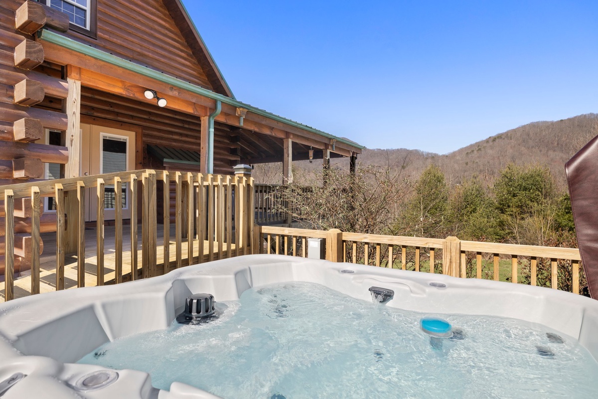 Open Skies and Mountain Views from the Hot Tub