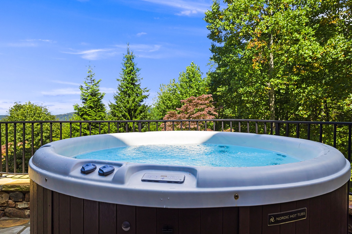 Soak In the Hot Tub w/ Mountain Views