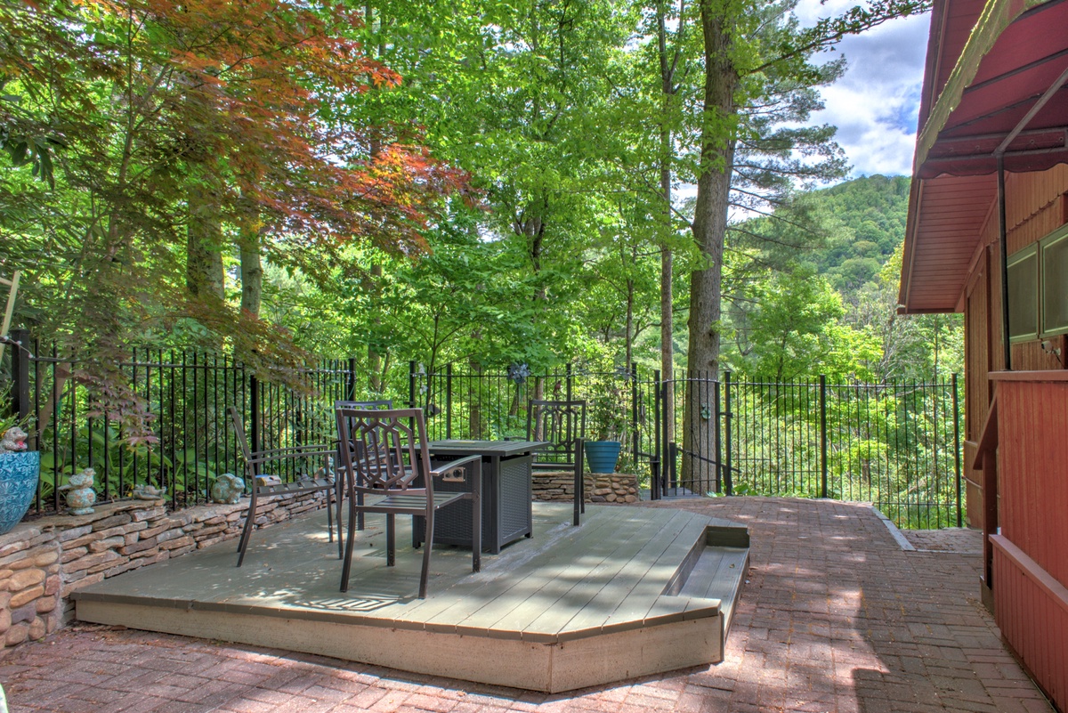 Back Deck w/ Outdoor Seating and Mountain Views