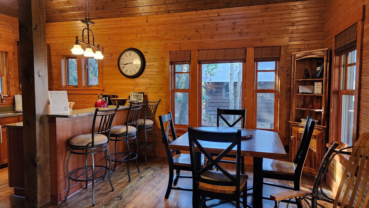 Dining Area w/ Breakfast Bar Seating