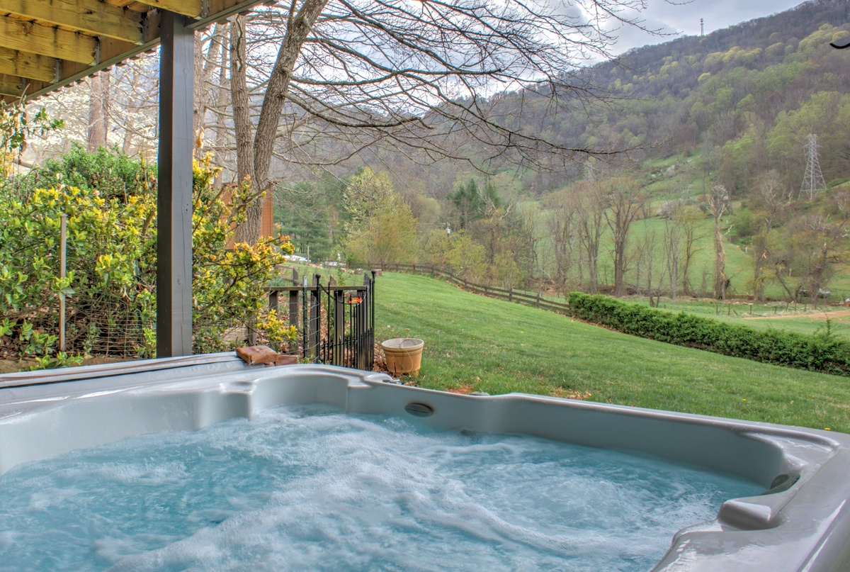 Hot Tub w/ Mountain & Rolling Hill Views