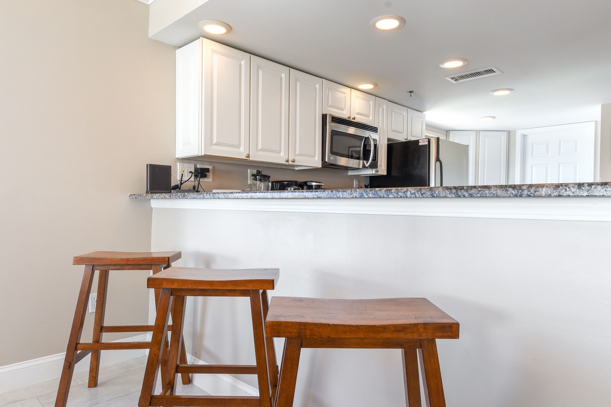 Destin Towers 133- Breakfast Bar and Kitchen