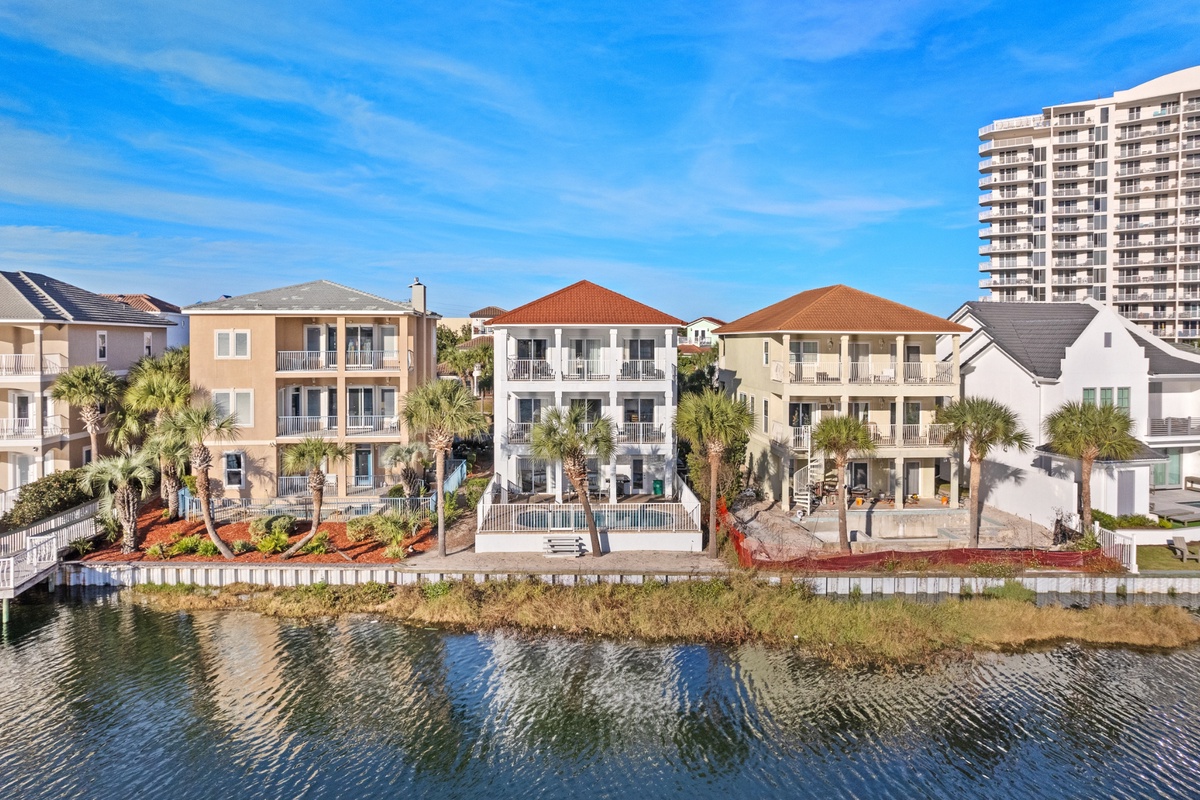 Bella Luna - Lakefront Home with a Private Pool