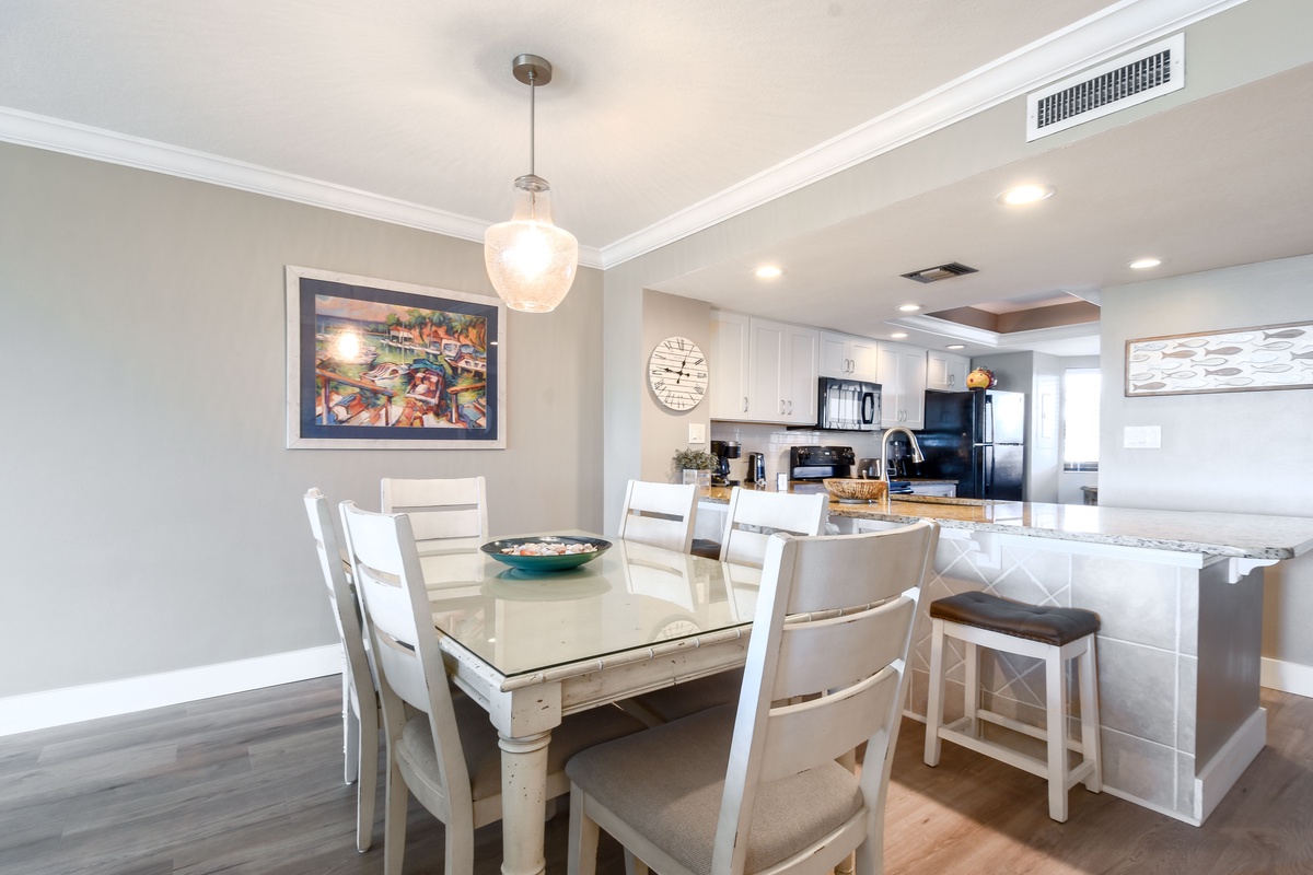 Edgewater Beach 301- Dining Area