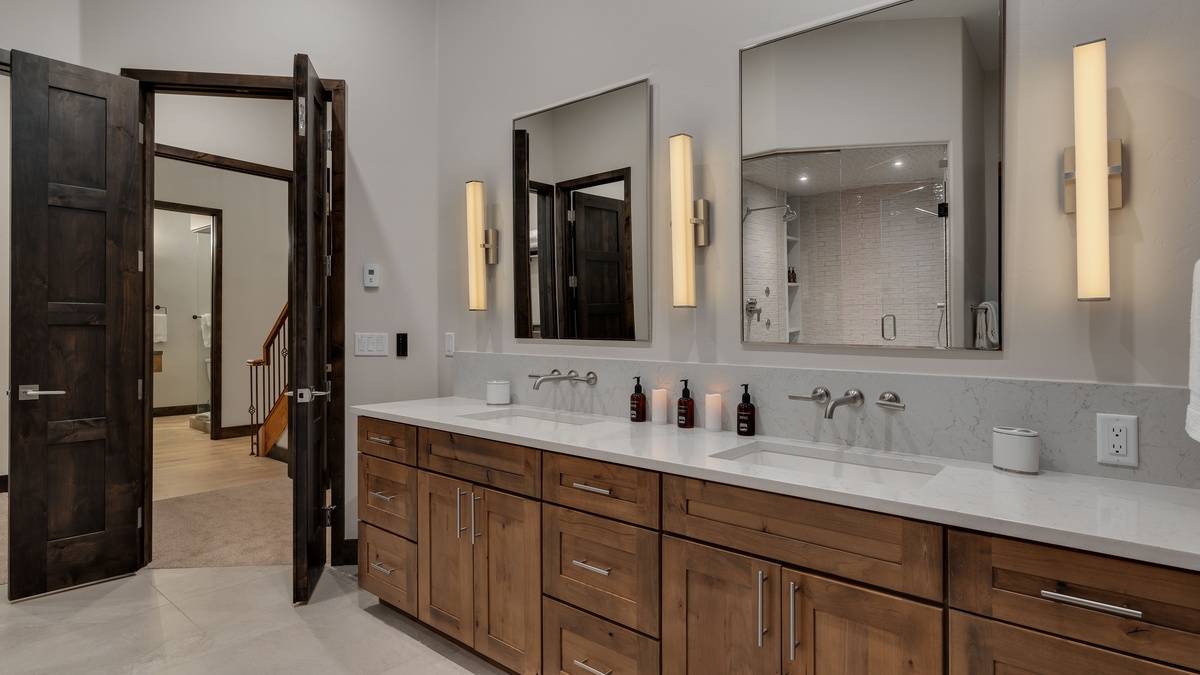 Bedroom 1, Main Level - Primary ensuite