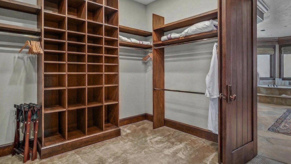 Bedroom 1, Lower Level - Primary bedroom enormous walk-in closet