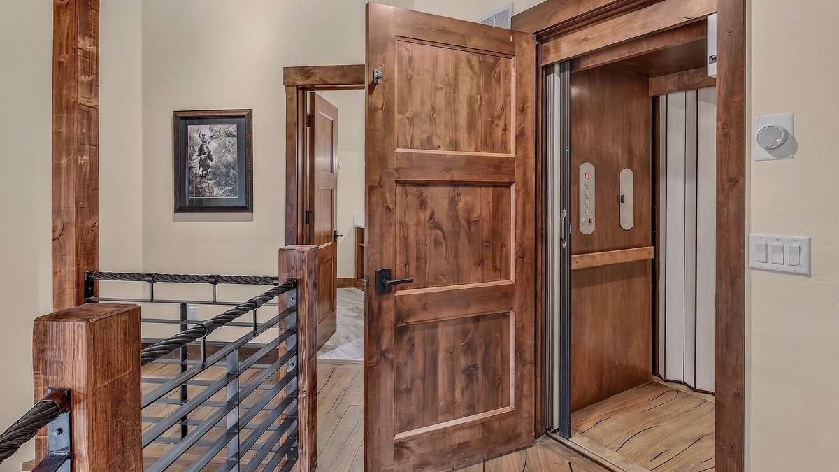 Elevator, Upper Level