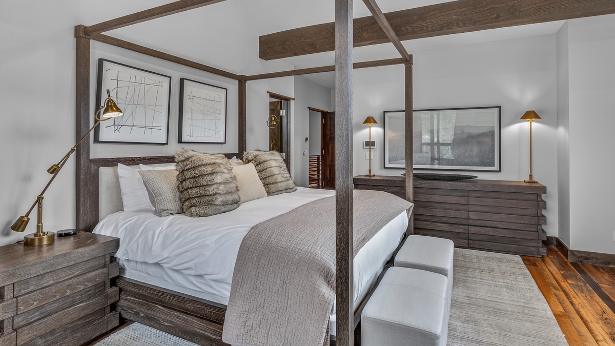 Bedroom 1, Upper Level - Primary bedroom with bed and bench seating