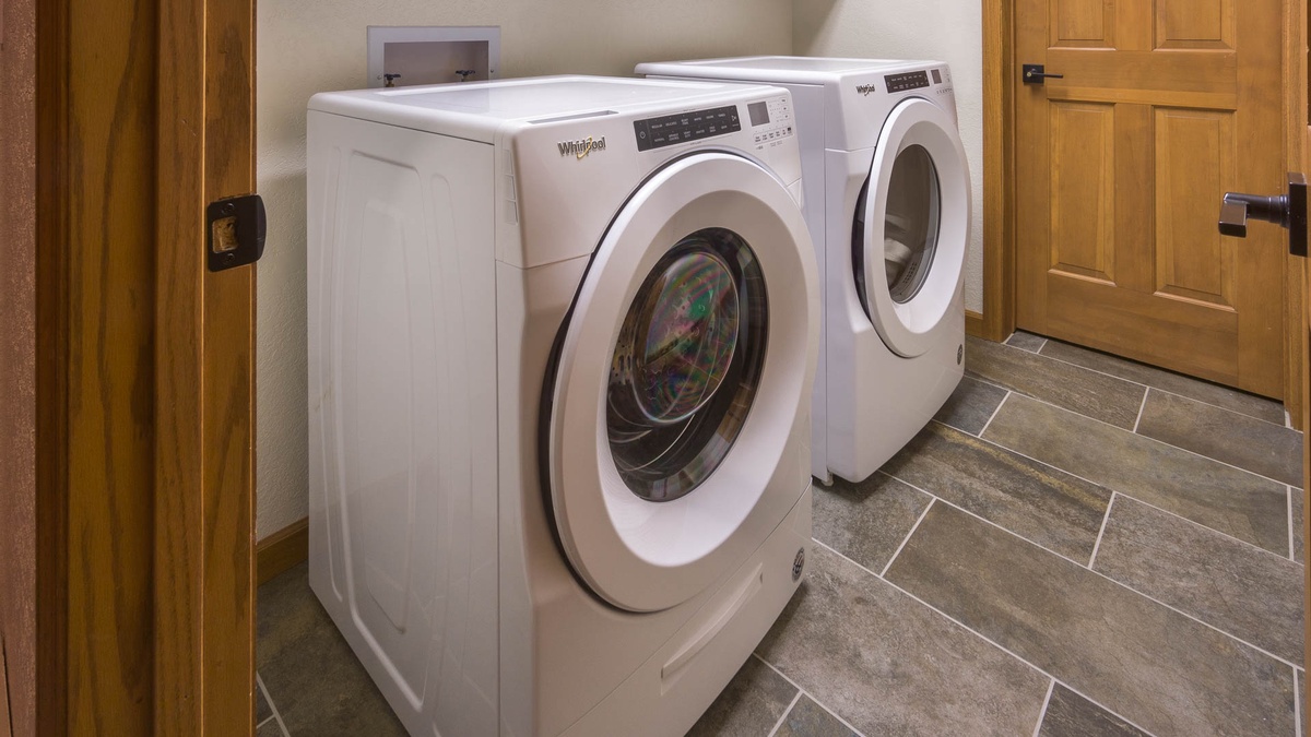 Glacier Lodge West - laundry room