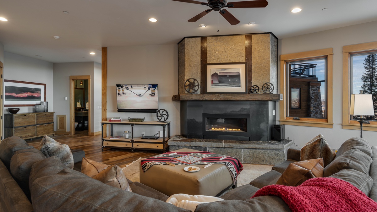 Great Room, Mid-Level, North - With fireplace