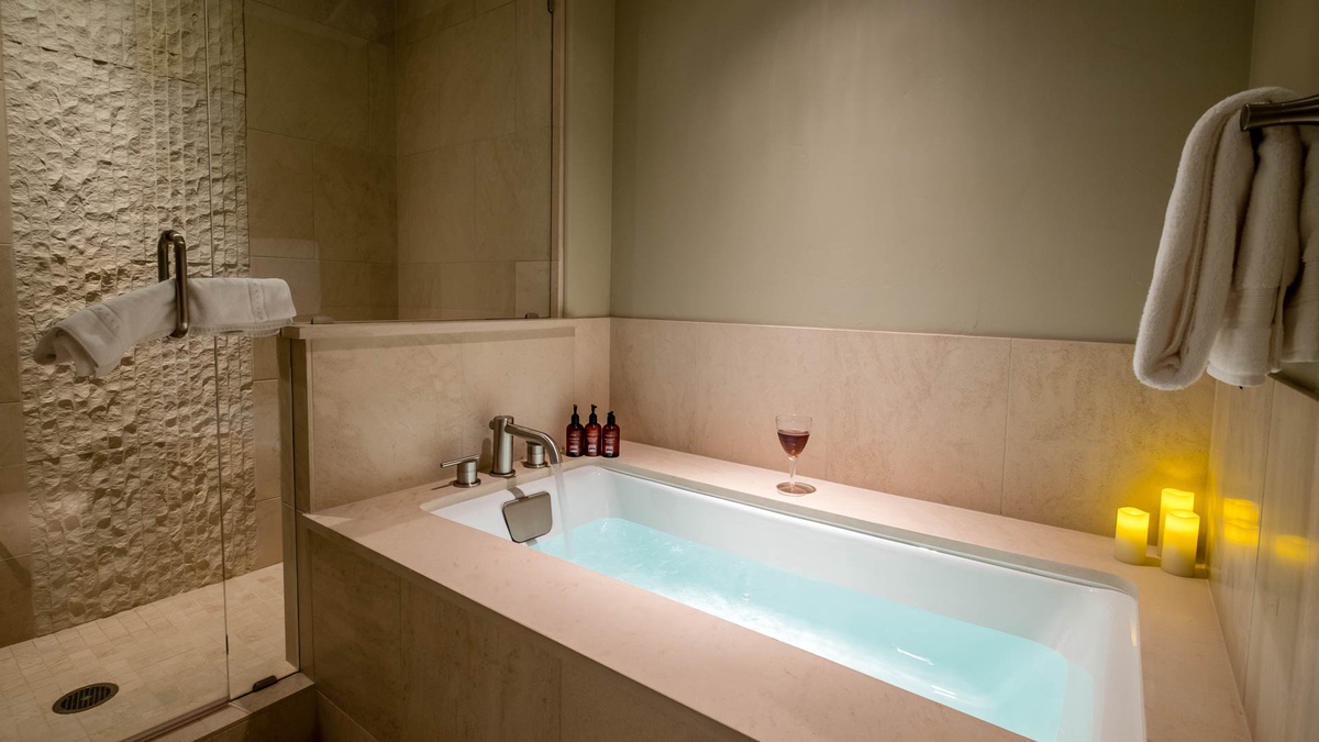 Bedroom 1, Main Level - Primary ensuite soaking tub