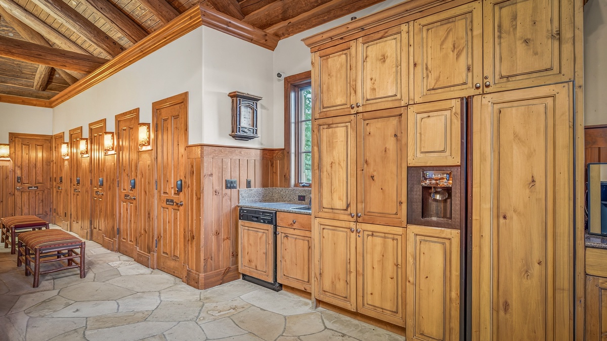 Arrowhead Lone Pine Club Community Amenity: Kitchen and ski lockers