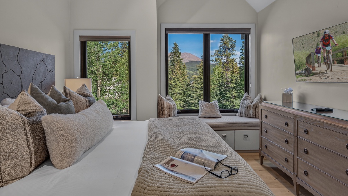 Bedroom 1, Entry Level - Primary king bedroom with mountain views