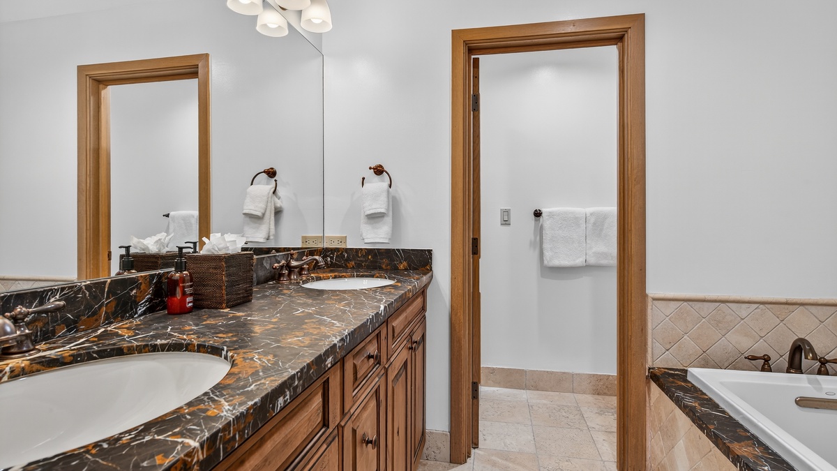 Bedroom 1, Main Level - Primary king ensuite