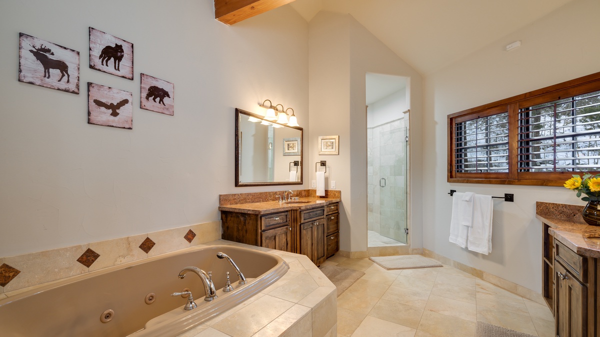 Bedroom 1, Upper Main Level - Primary king ensuite with Jacuzzi tub