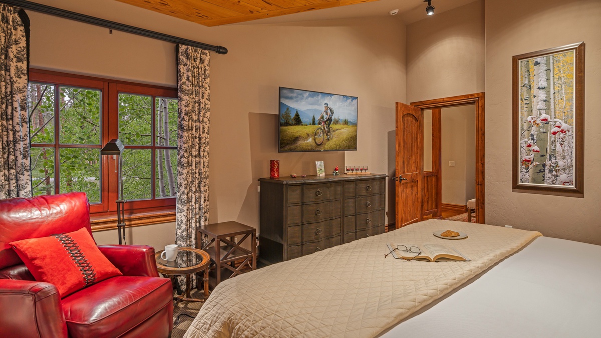 Bedroom 1, Upper Level - Primary king suite on upper level with TV