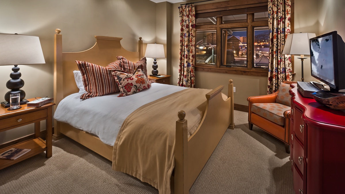 Bedroom 3, Main Level - Queen bedroom