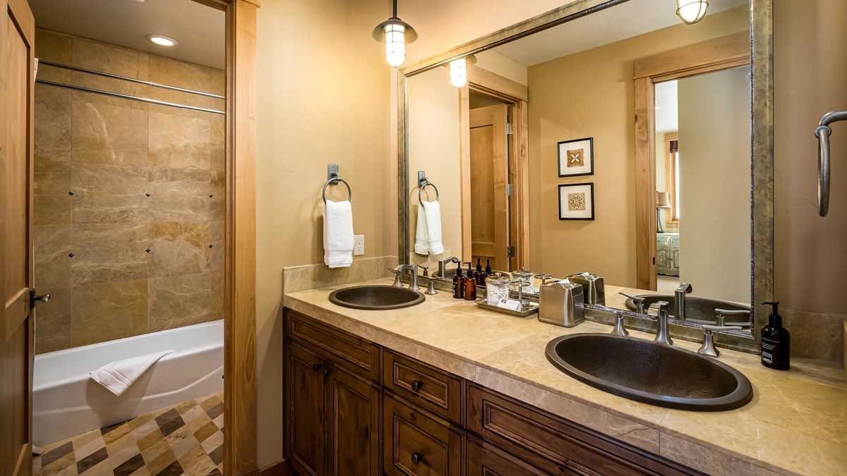 Bedroom 2, Mid-Level - Ensuite