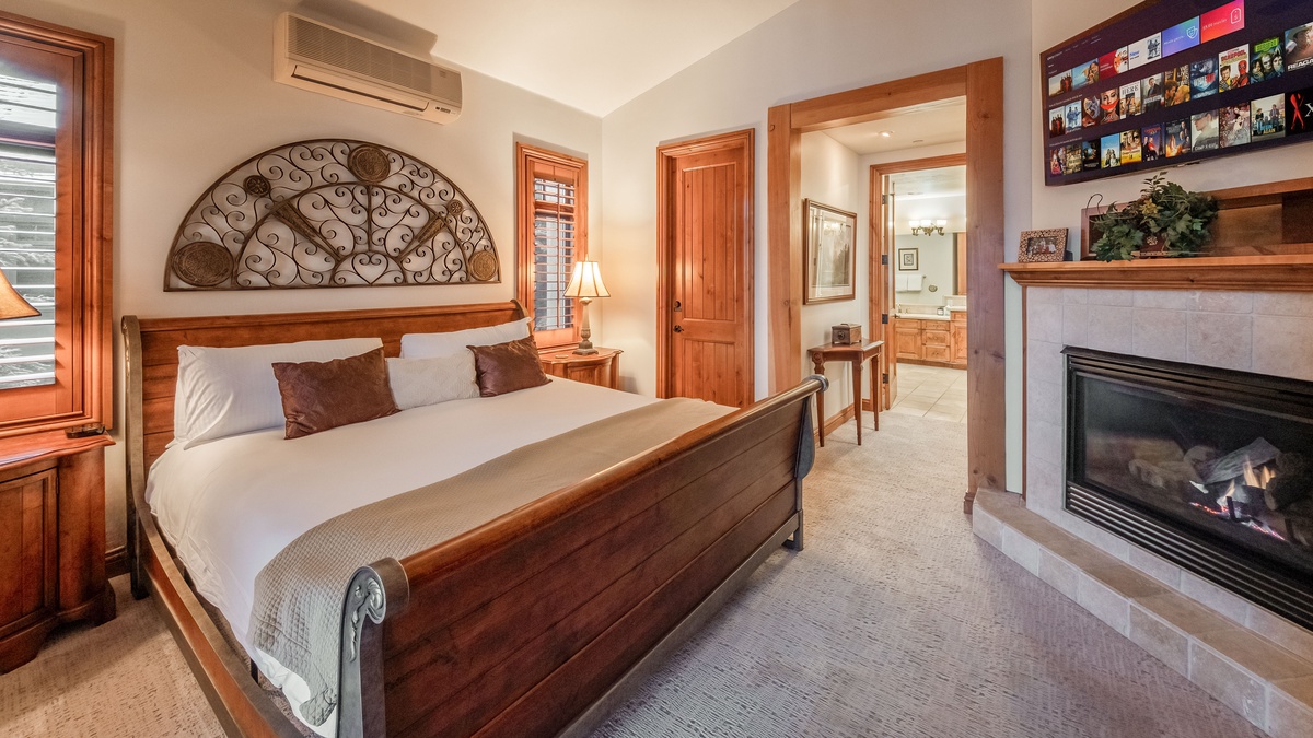 Bedroom 1, Main Level - Primary king suite