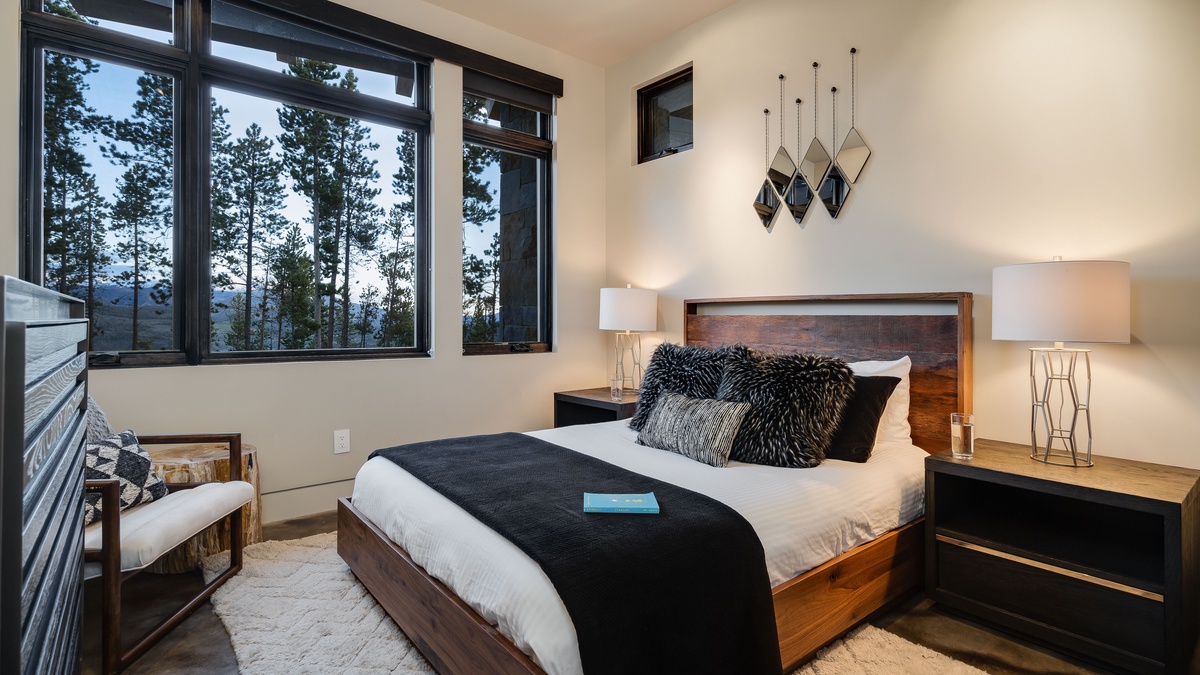 Bedroom 2, Lower Level - Queen bedroom 1 on the lower level