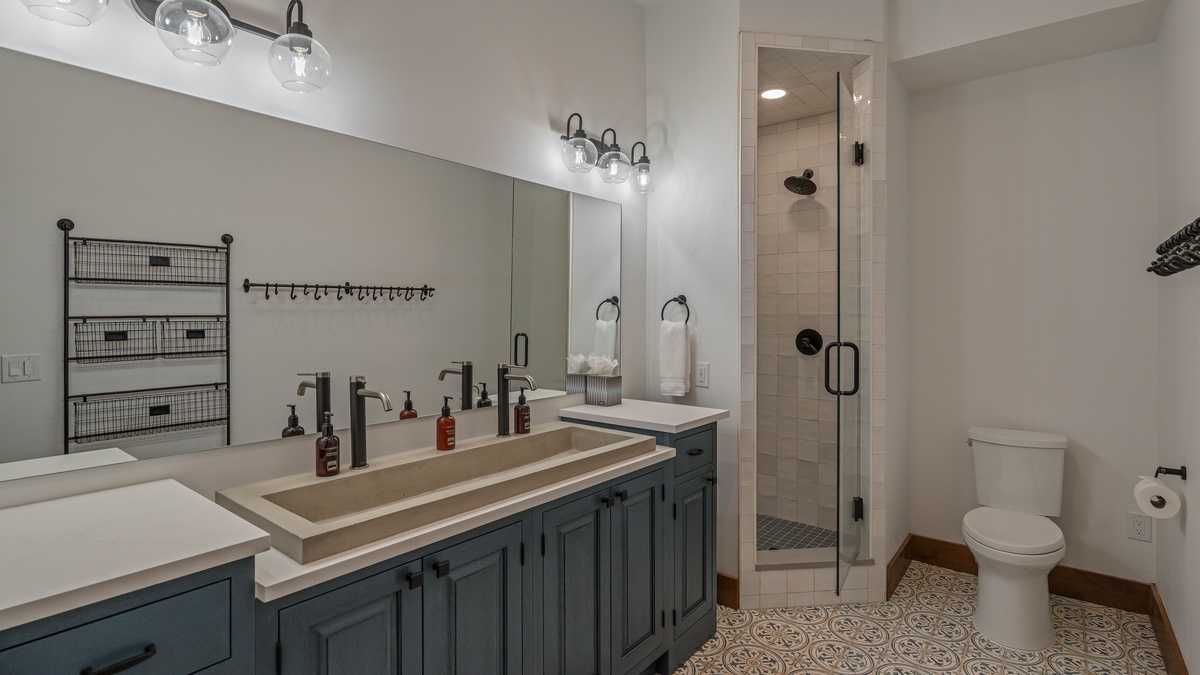 Twin bunkroom ensuite on lower level