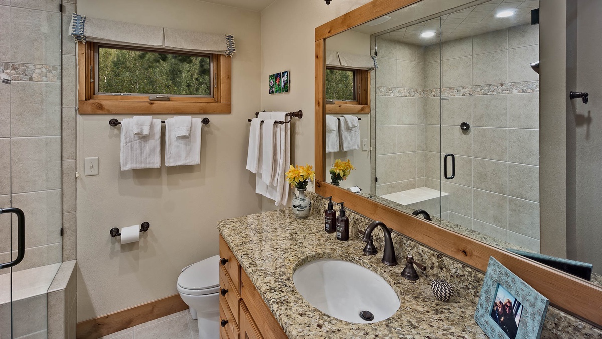 Bedroom 1, Upper Level - Primary ensuite