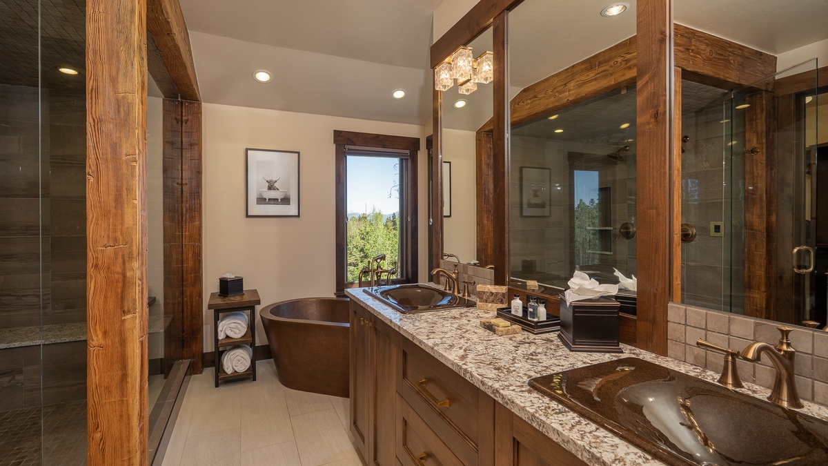 Bedroom 1, Main Level - Primary ensuite