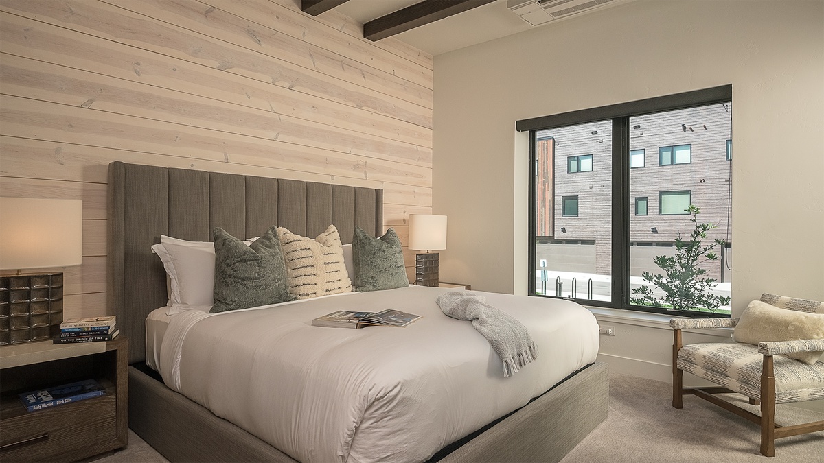 Bedroom 1, Main Level - Primary king suite