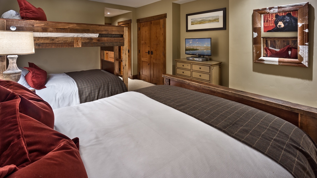 Bedroom 4, Main Level - Queen bed and full-over-full bunk