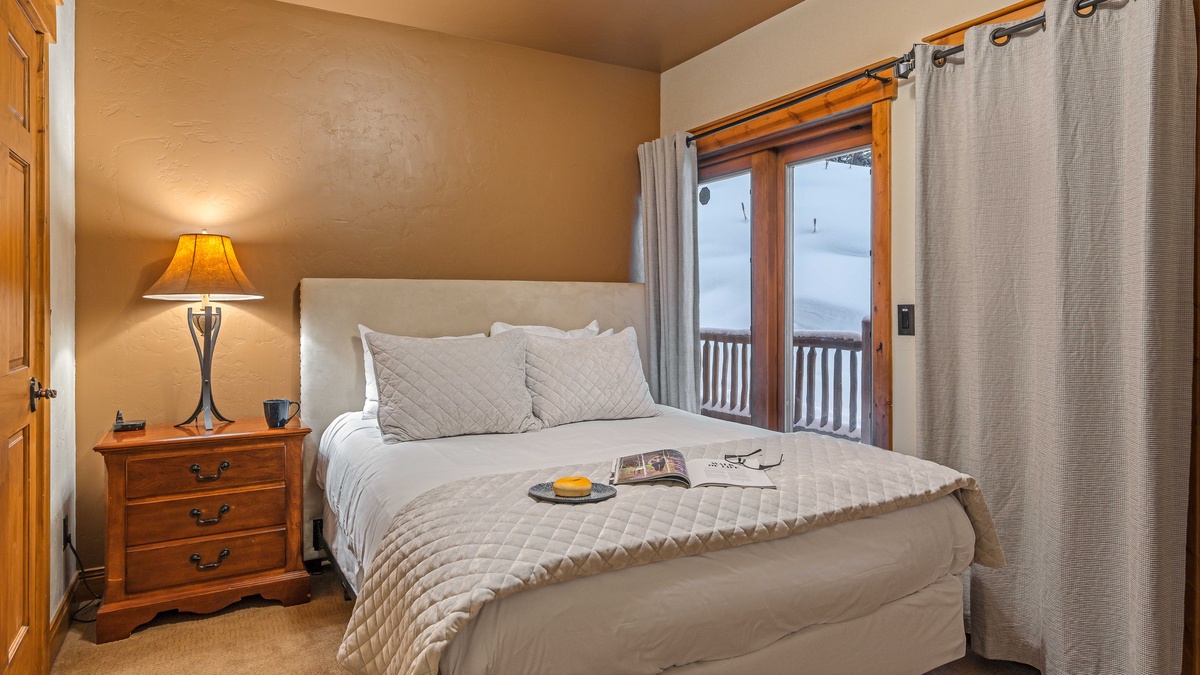 Bedroom 2, Main Level - Queen bedroom on main level