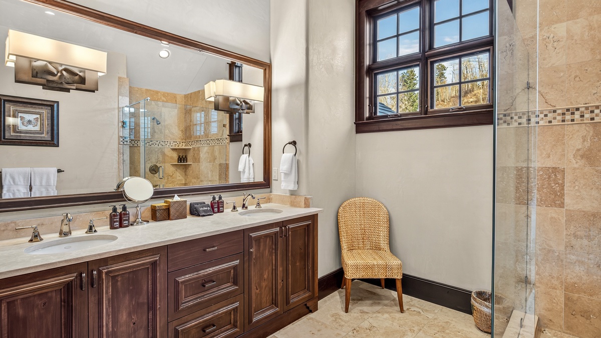 Bedroom 2, Upper Level - King ensuite