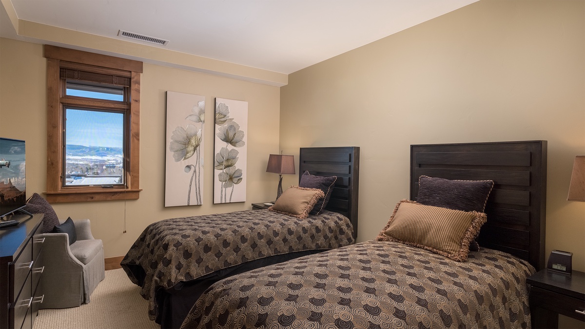 Bedroom 4, Main Level - Two twin beds