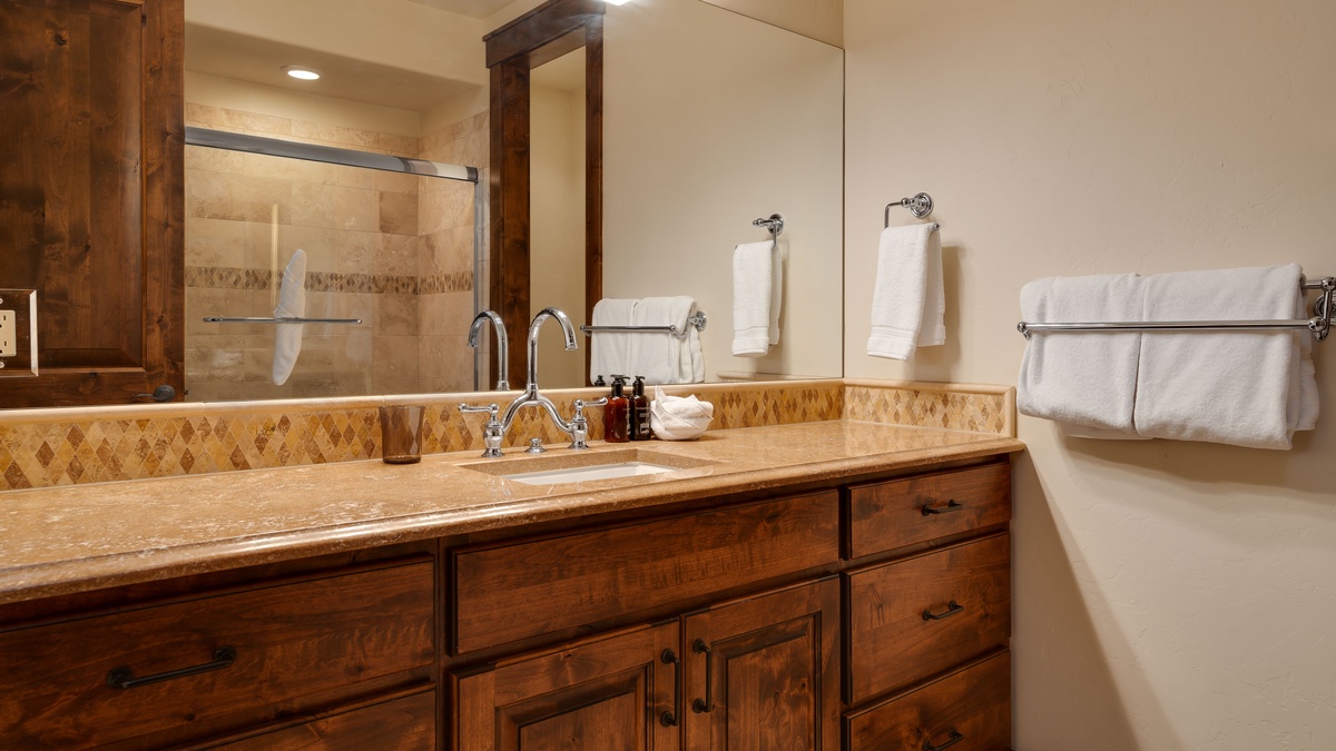 Bedroom 4, Lower Level - Twin bedroom ensuite