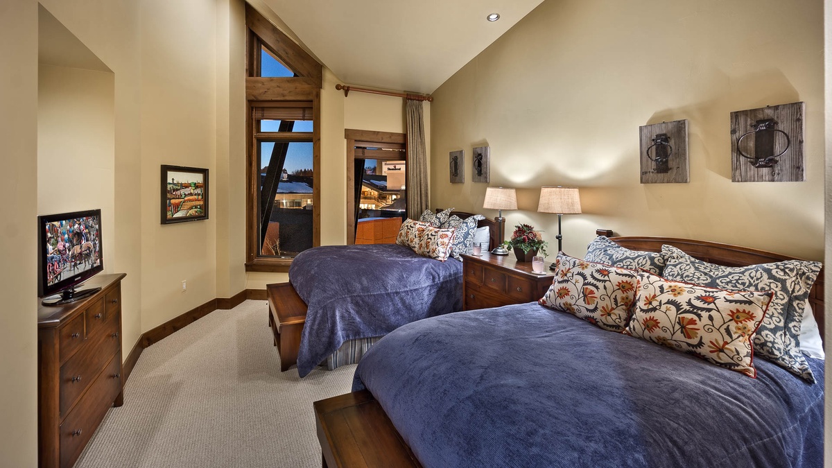 Bedroom 4, Main Level - Two full beds