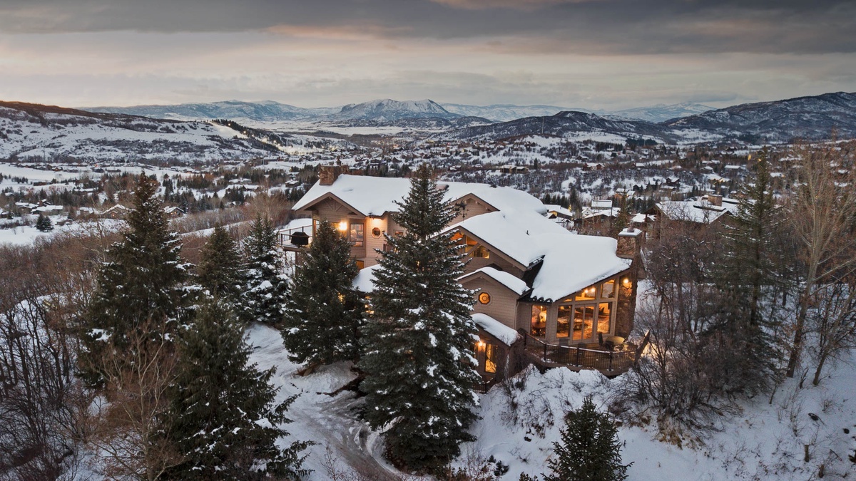 Glacier Lodge Grande, Aerial Exterior
