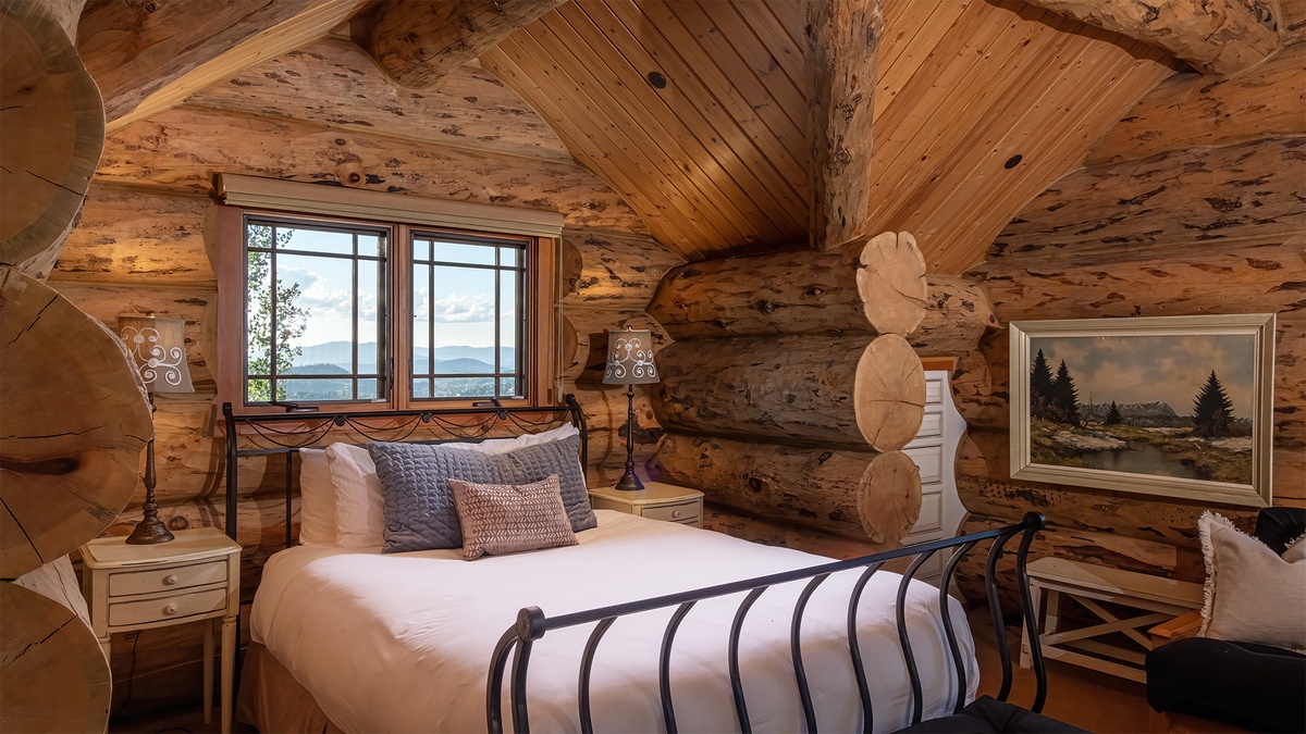 Upper Level Queen Suite