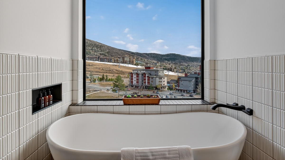 Bedroom 1, Main Level - Nocturne View, primary king ensuite