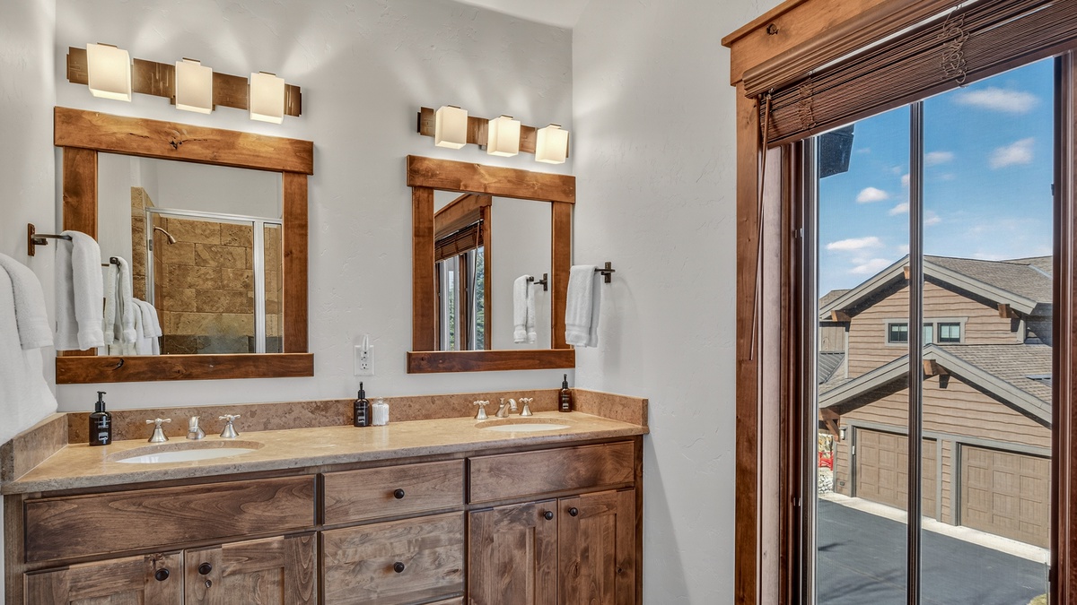 Bedroom 2, Upper Level - Queen ensuite