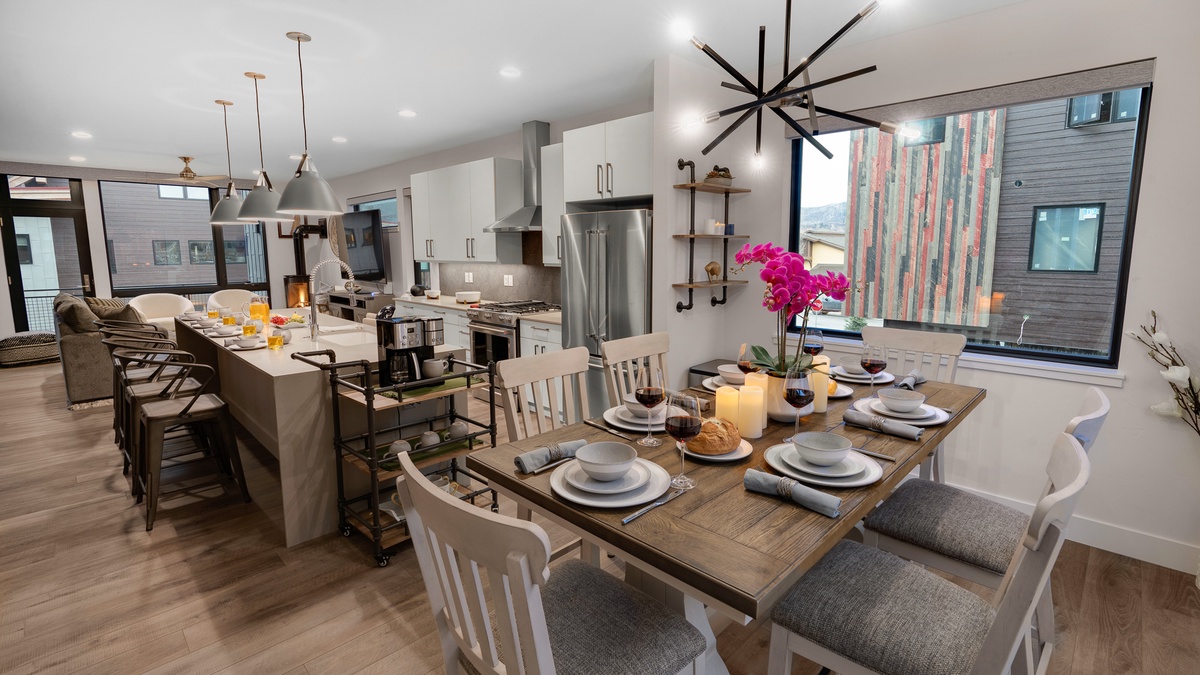 Dining Area, Main Level - Dining area into kitchen