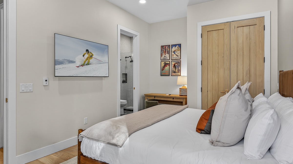 Bedroom 4, Lower Level - Queen bed