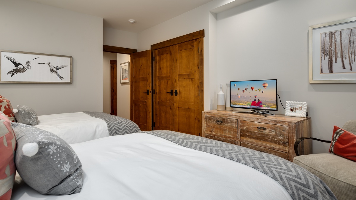 Bedroom 3, Main Level - Bedroom with two full beds