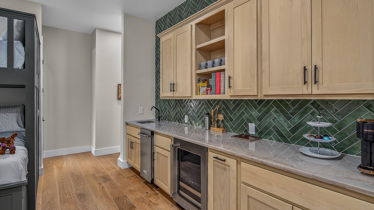 Family Room, Lower Level - Wet Bar
